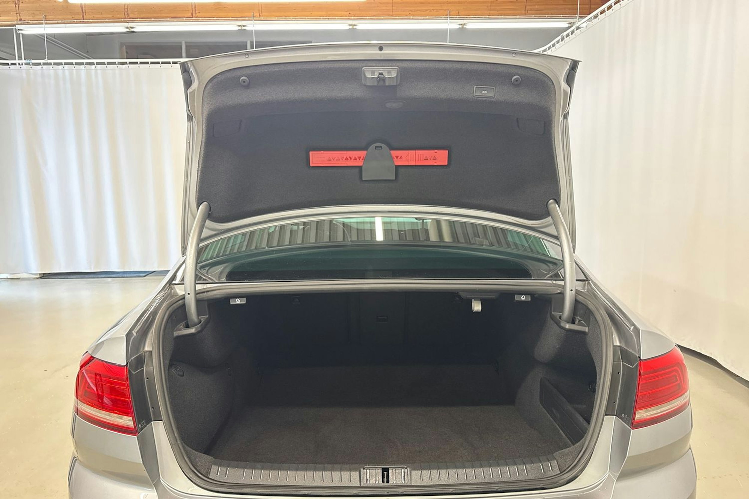 sininen Volkswagen Passat 2018 kuva 28.