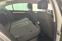 sininen Volkswagen Passat 2018 kuva 30.