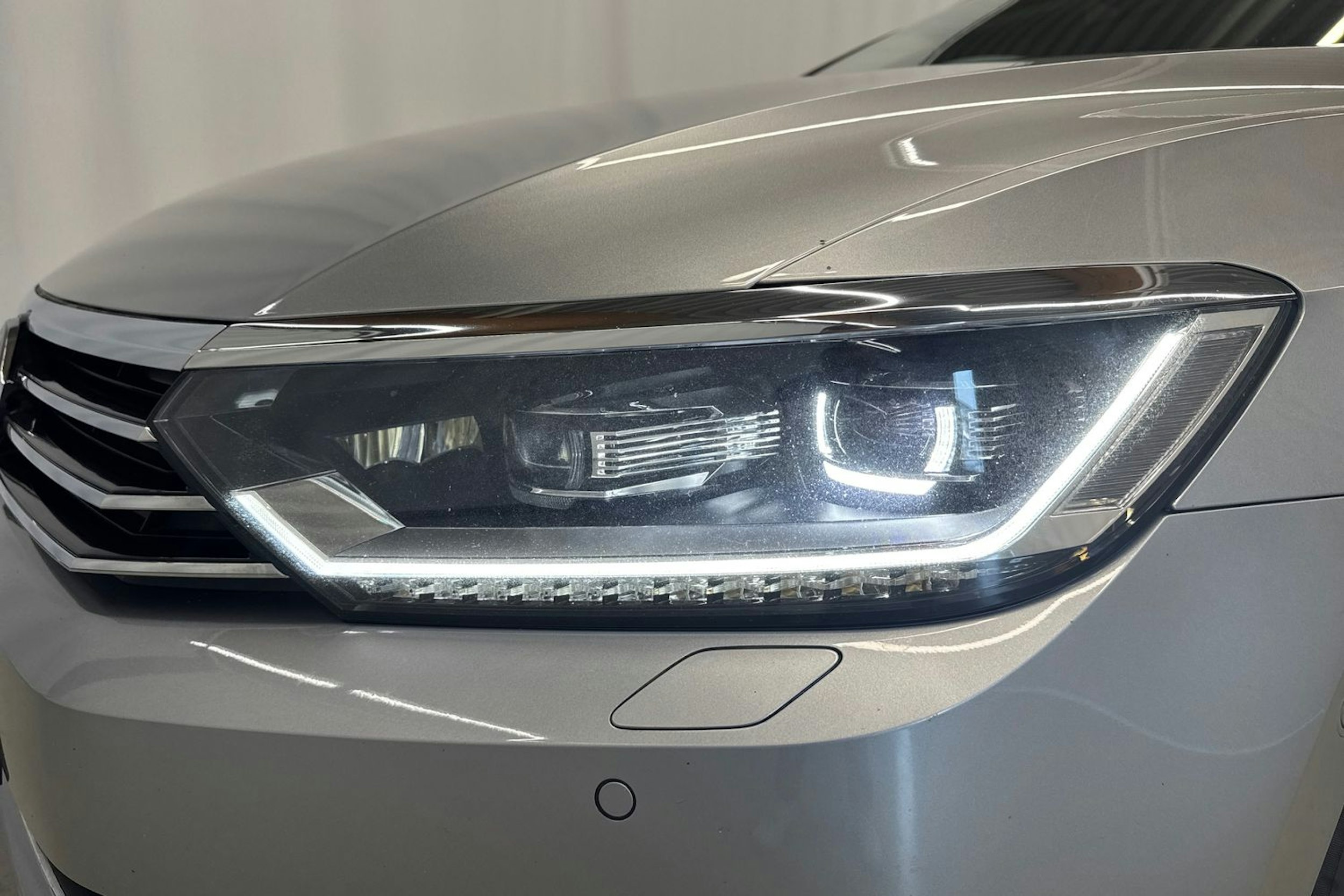 sininen Volkswagen Passat 2018 kuva 31.