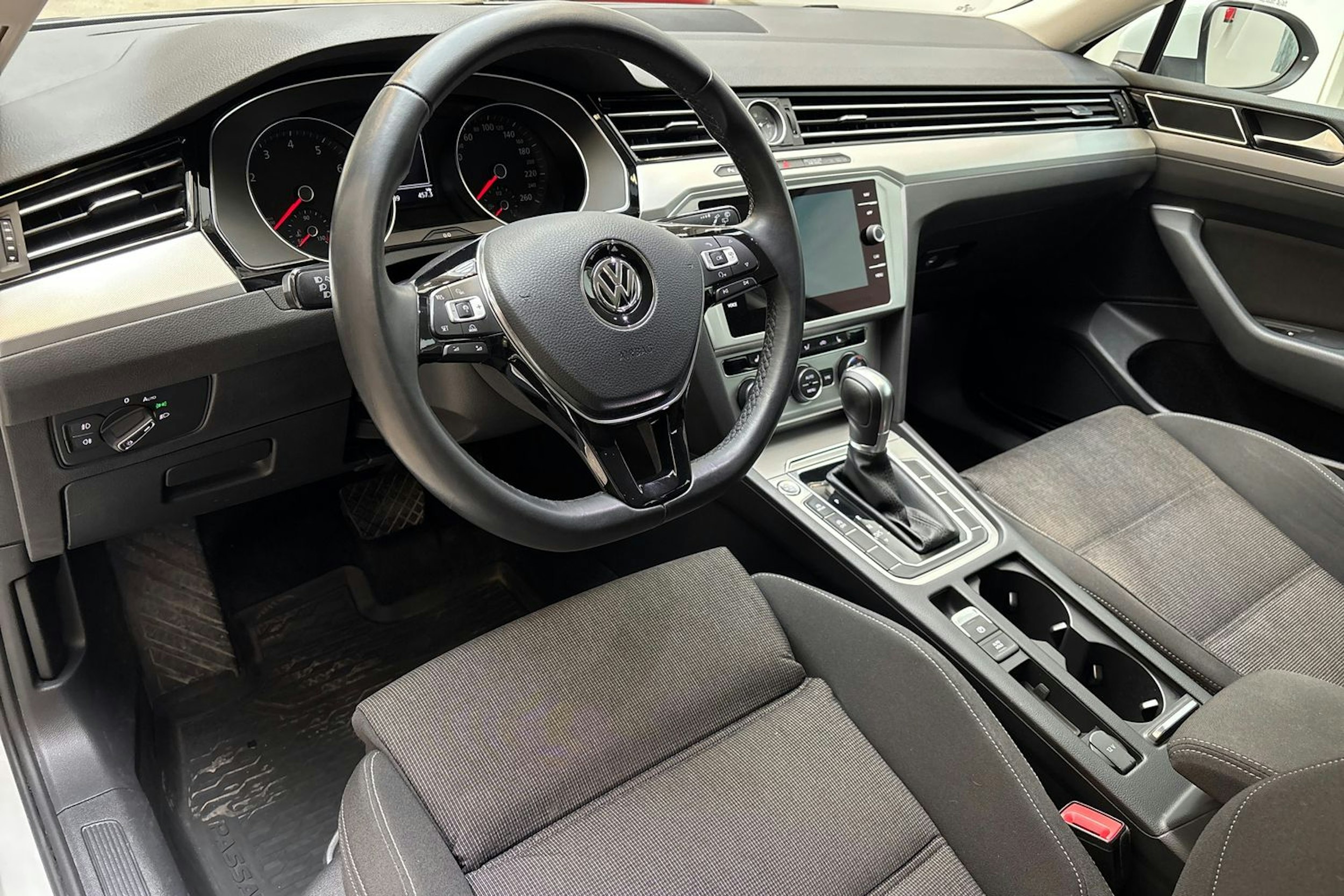 Valkoinen Volkswagen PASSAT 2018 kuva 6.