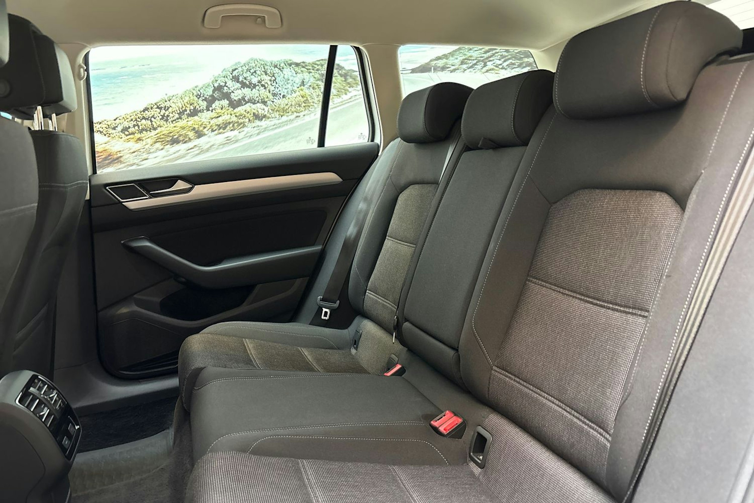Valkoinen Volkswagen PASSAT 2018 kuva 8.