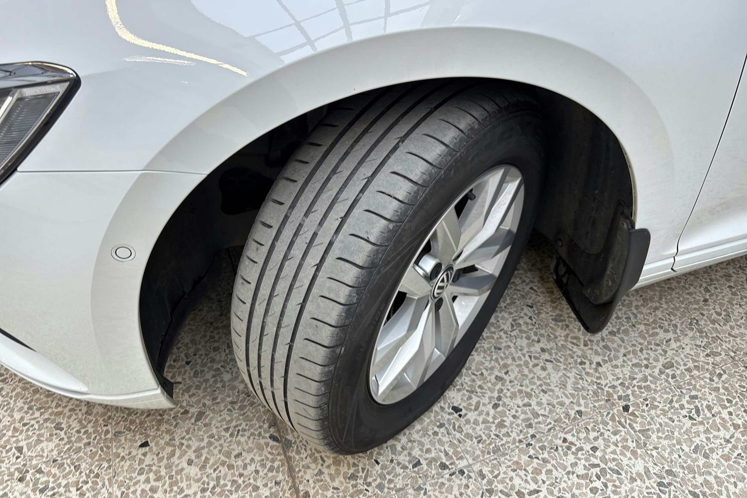Valkoinen Volkswagen PASSAT 2018 kuva 10.