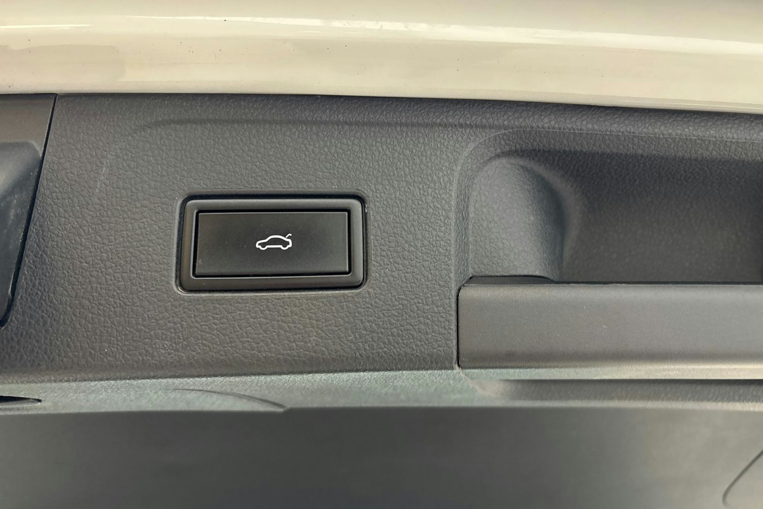 Valkoinen Volkswagen PASSAT 2018 kuva 13.