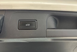 Valkoinen Volkswagen PASSAT 2018 kuva 13.