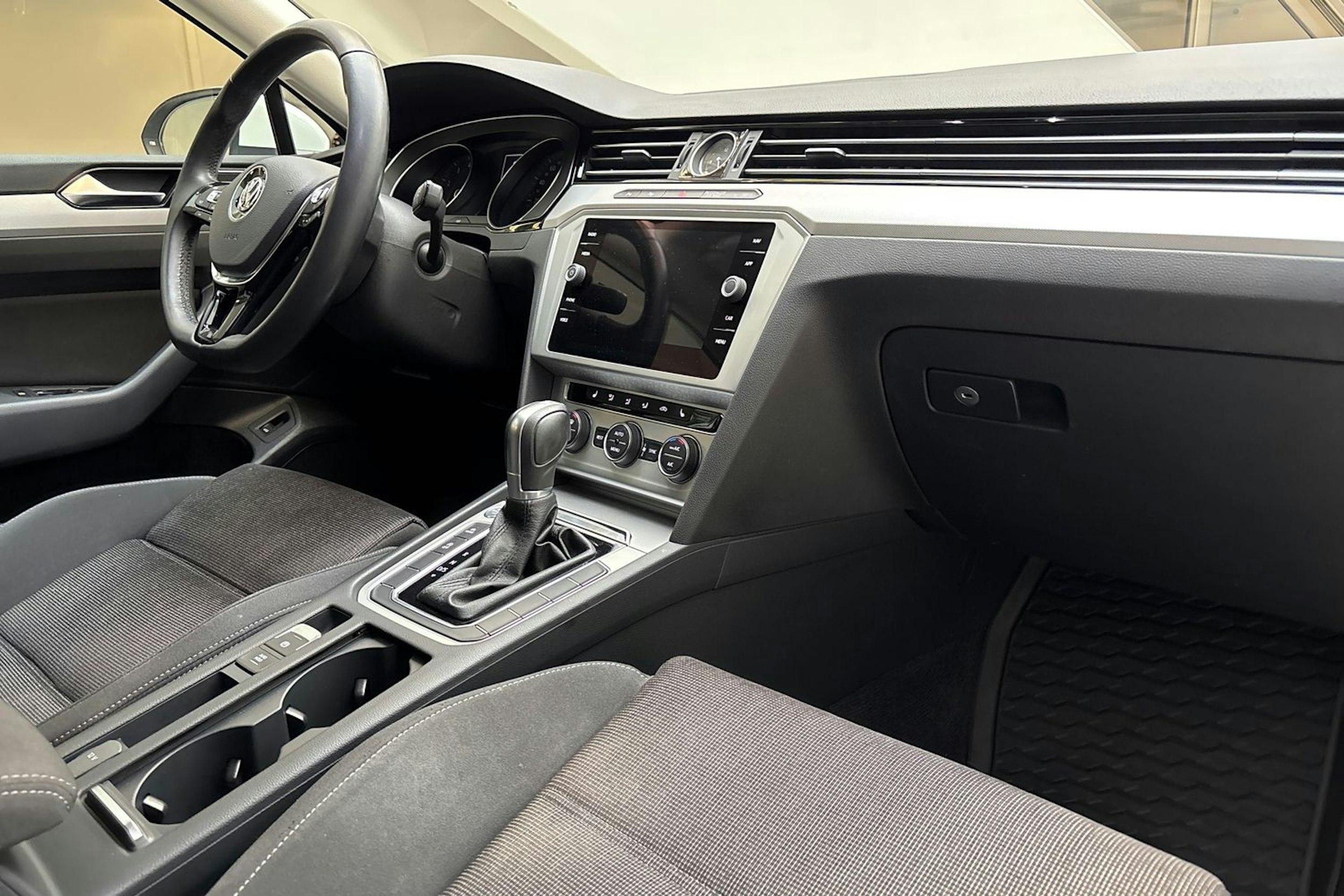 Valkoinen Volkswagen PASSAT 2018 kuva 15.