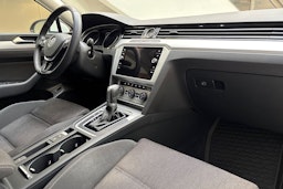 Valkoinen Volkswagen PASSAT 2018 kuva 15.