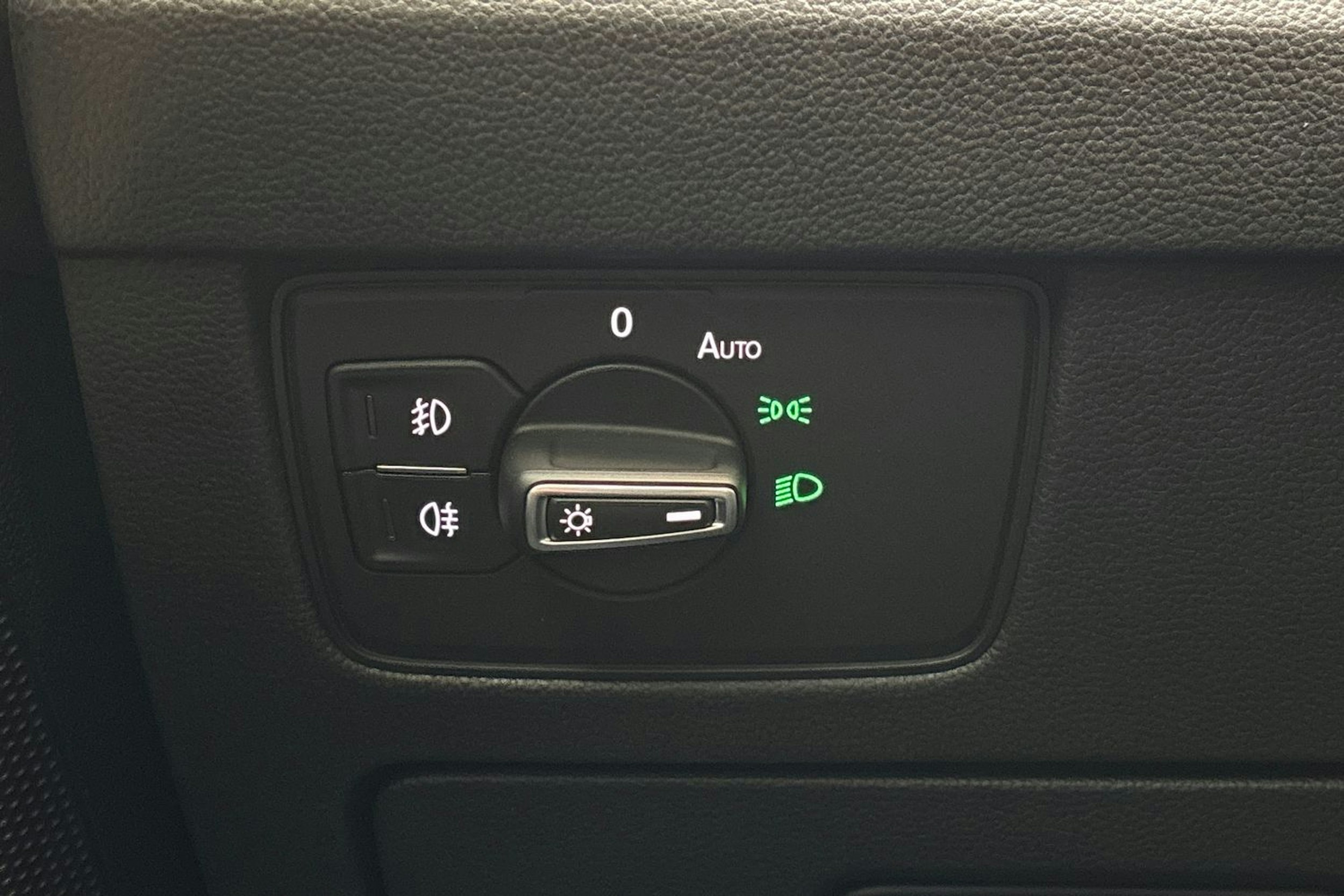 Valkoinen Volkswagen PASSAT 2018 kuva 17.