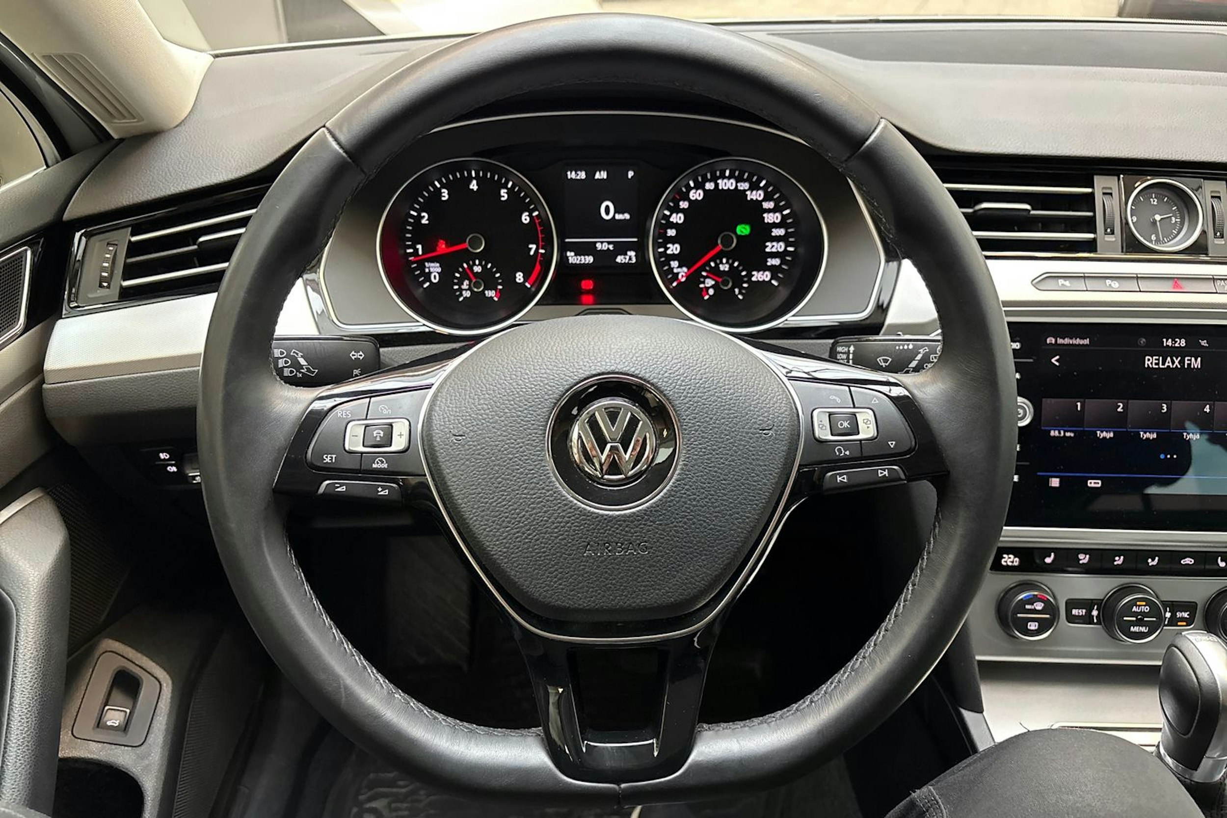 Valkoinen Volkswagen PASSAT 2018 kuva 18.