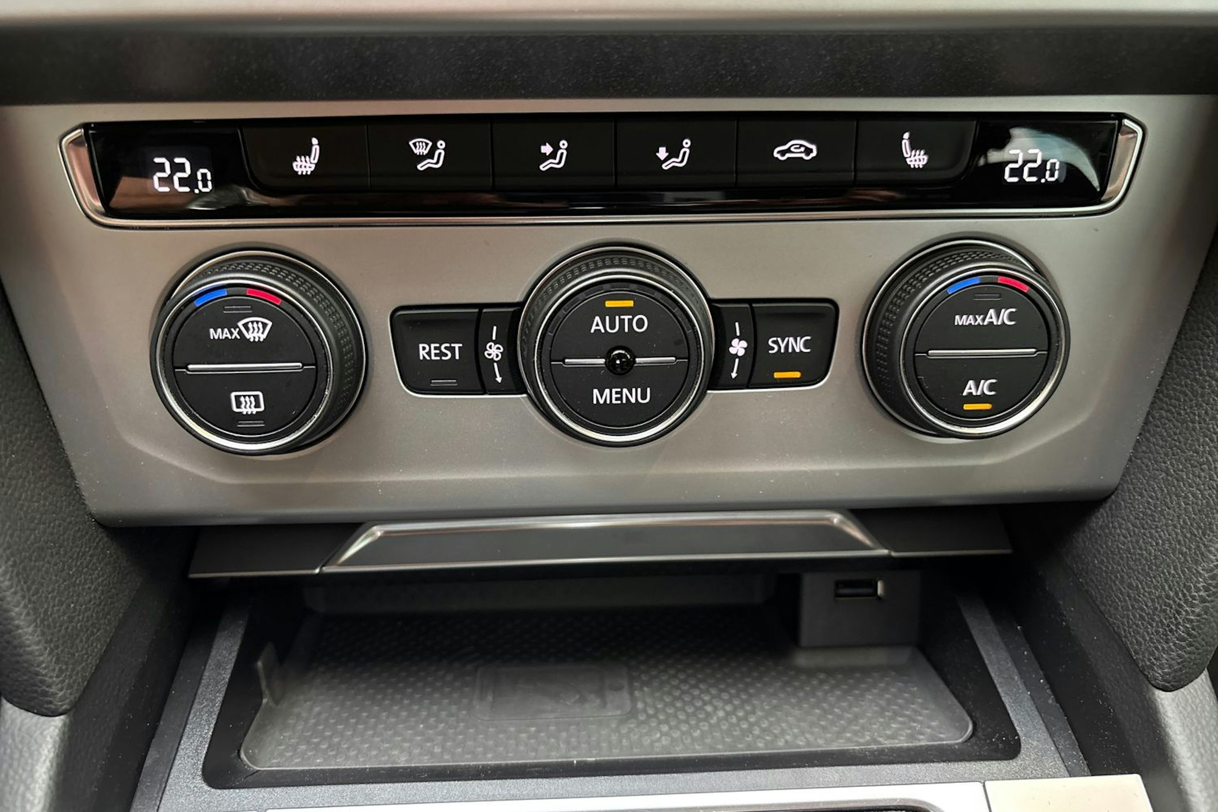 Valkoinen Volkswagen PASSAT 2018 kuva 26.