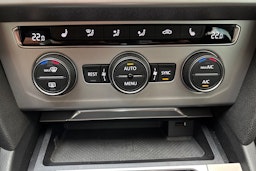 Valkoinen Volkswagen PASSAT 2018 kuva 26.