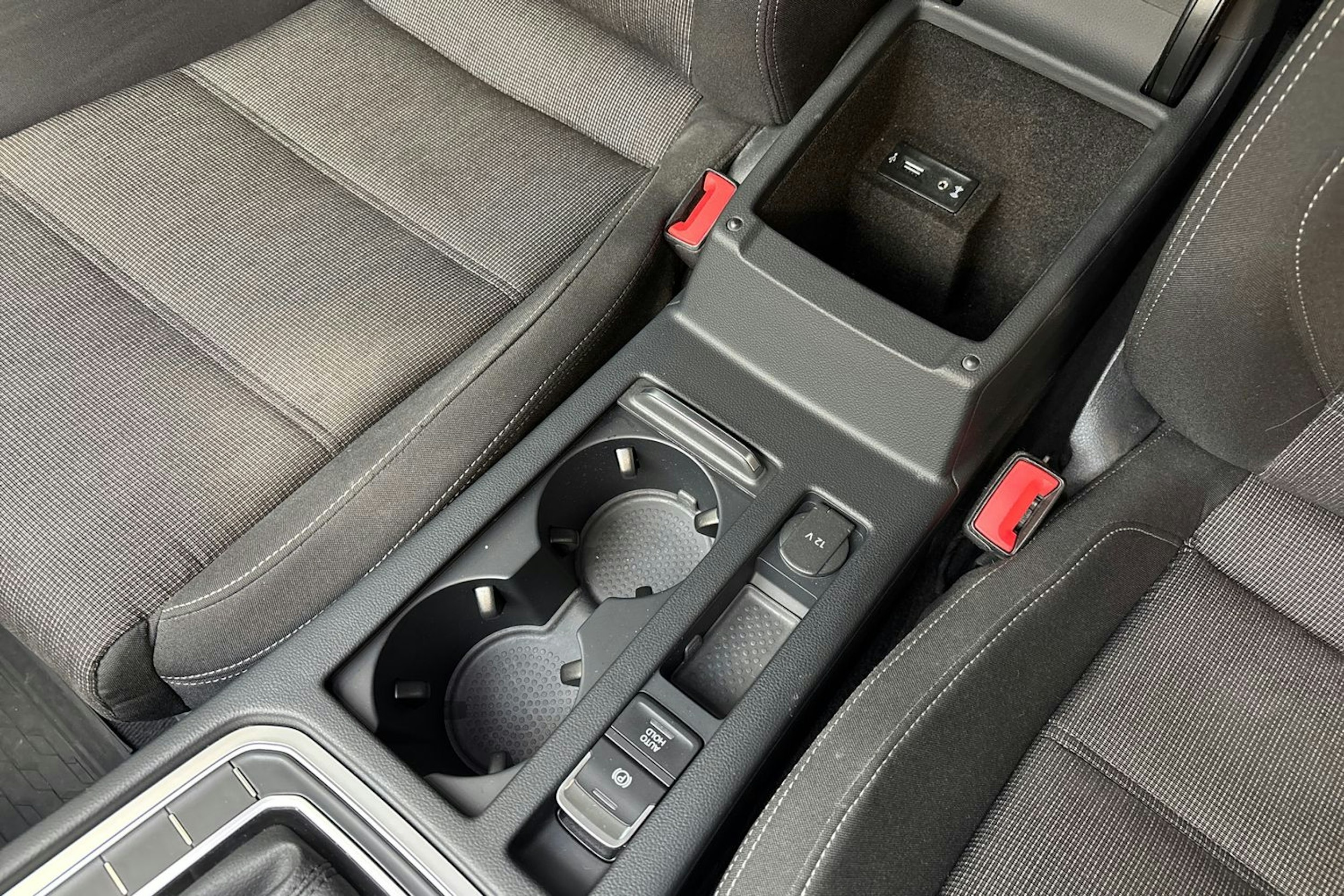 Valkoinen Volkswagen PASSAT 2018 kuva 28.
