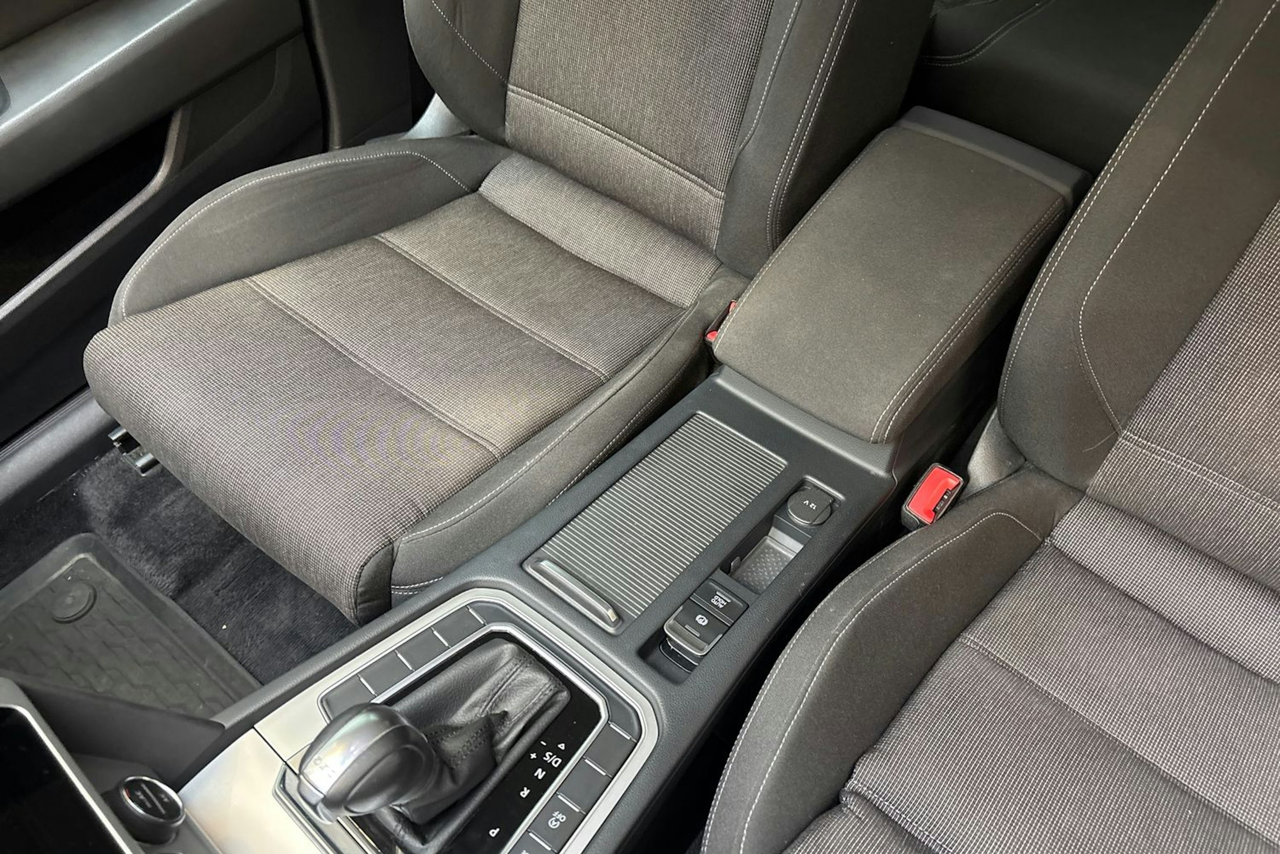 Valkoinen Volkswagen PASSAT 2018 kuva 29.