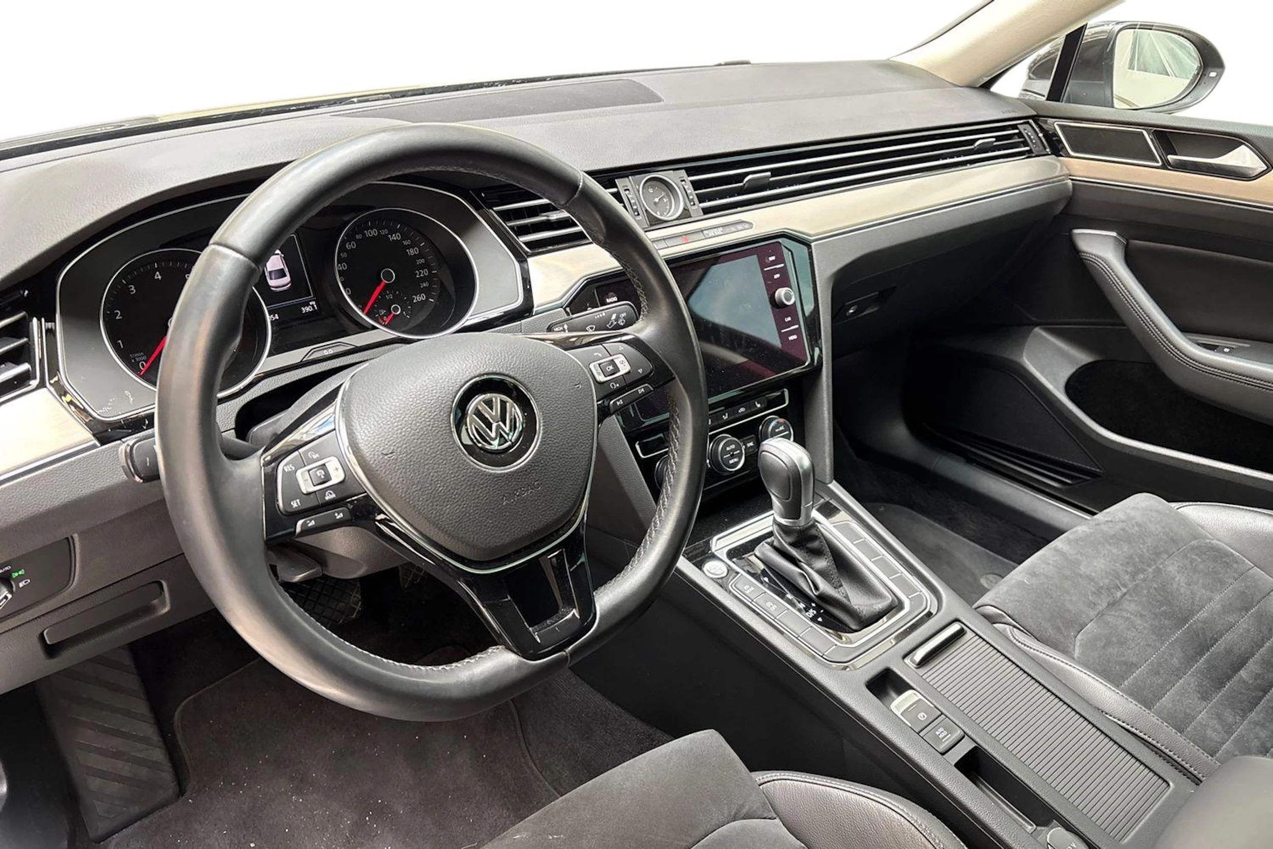 ruskea (beige) Volkswagen Passat 2018 kuva 6.