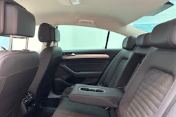 ruskea (beige) Volkswagen Passat 2018 kuva 13.