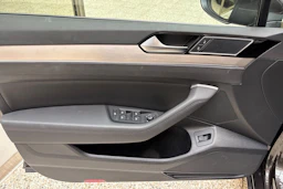 ruskea (beige) Volkswagen Passat 2018 kuva 14.