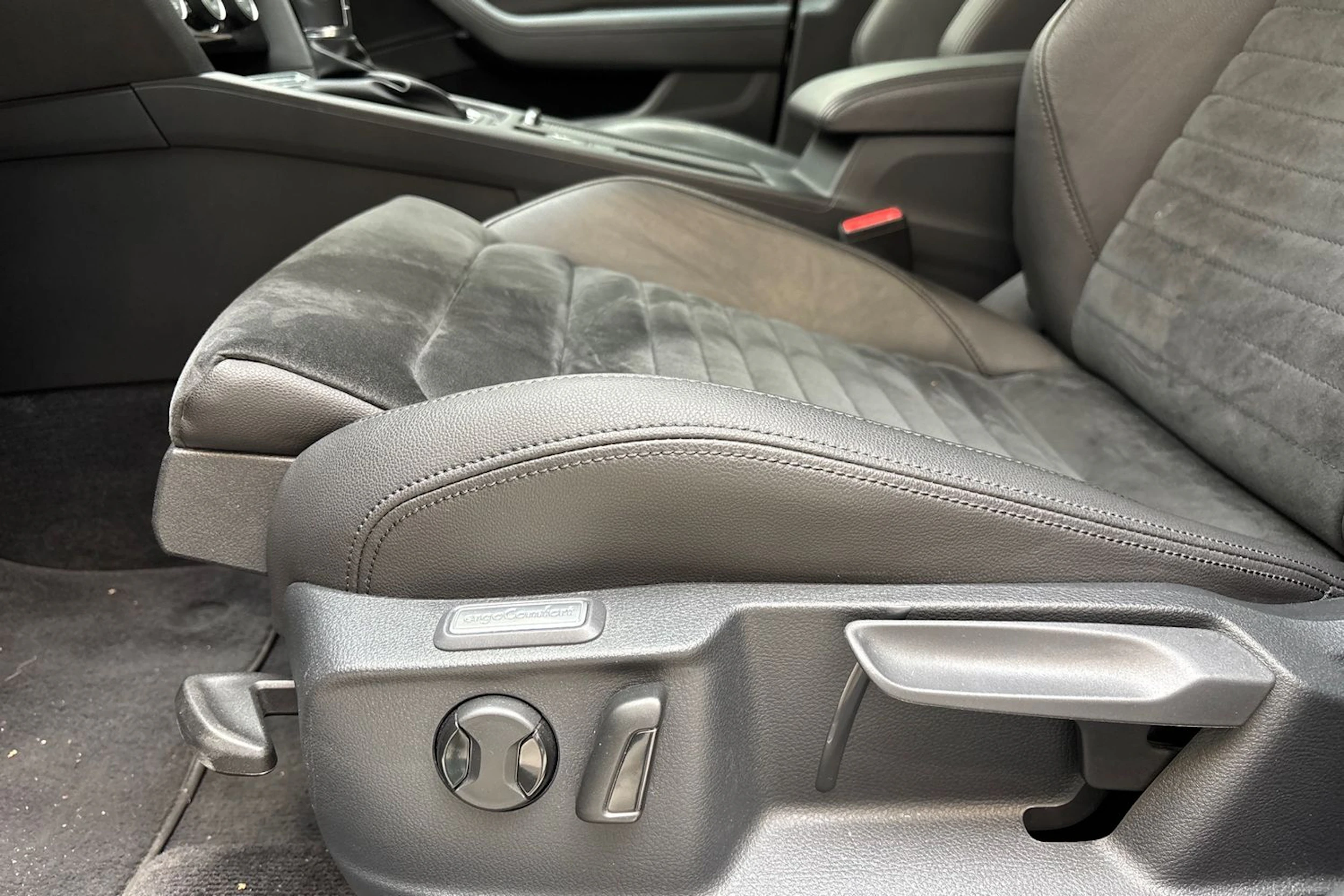 ruskea (beige) Volkswagen Passat 2018 kuva 15.