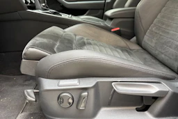 ruskea (beige) Volkswagen Passat 2018 kuva 15.