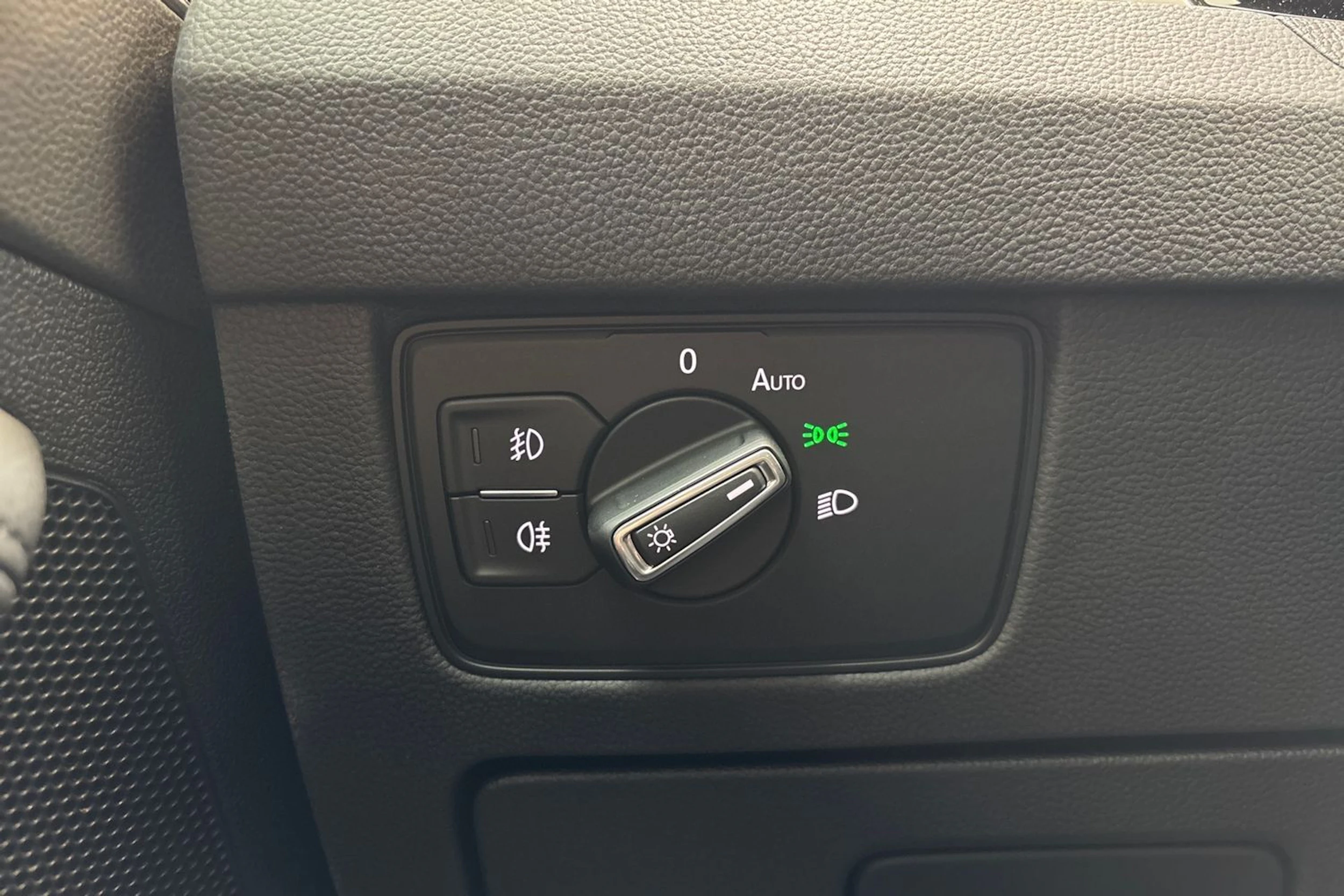 ruskea (beige) Volkswagen Passat 2018 kuva 16.