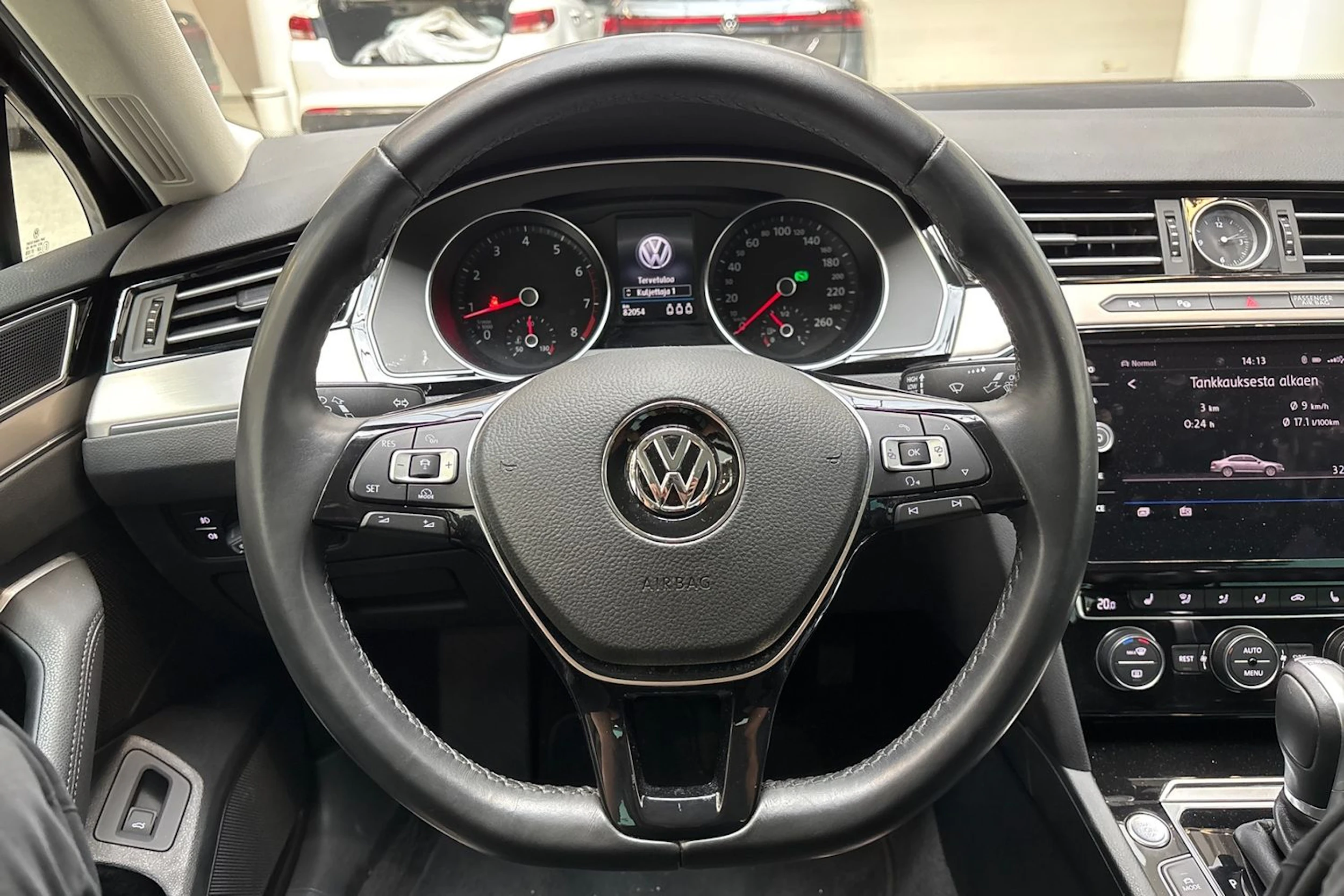 ruskea (beige) Volkswagen Passat 2018 kuva 17.