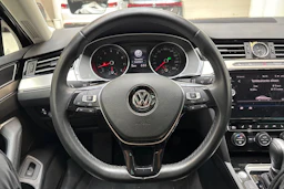 ruskea (beige) Volkswagen Passat 2018 kuva 17.