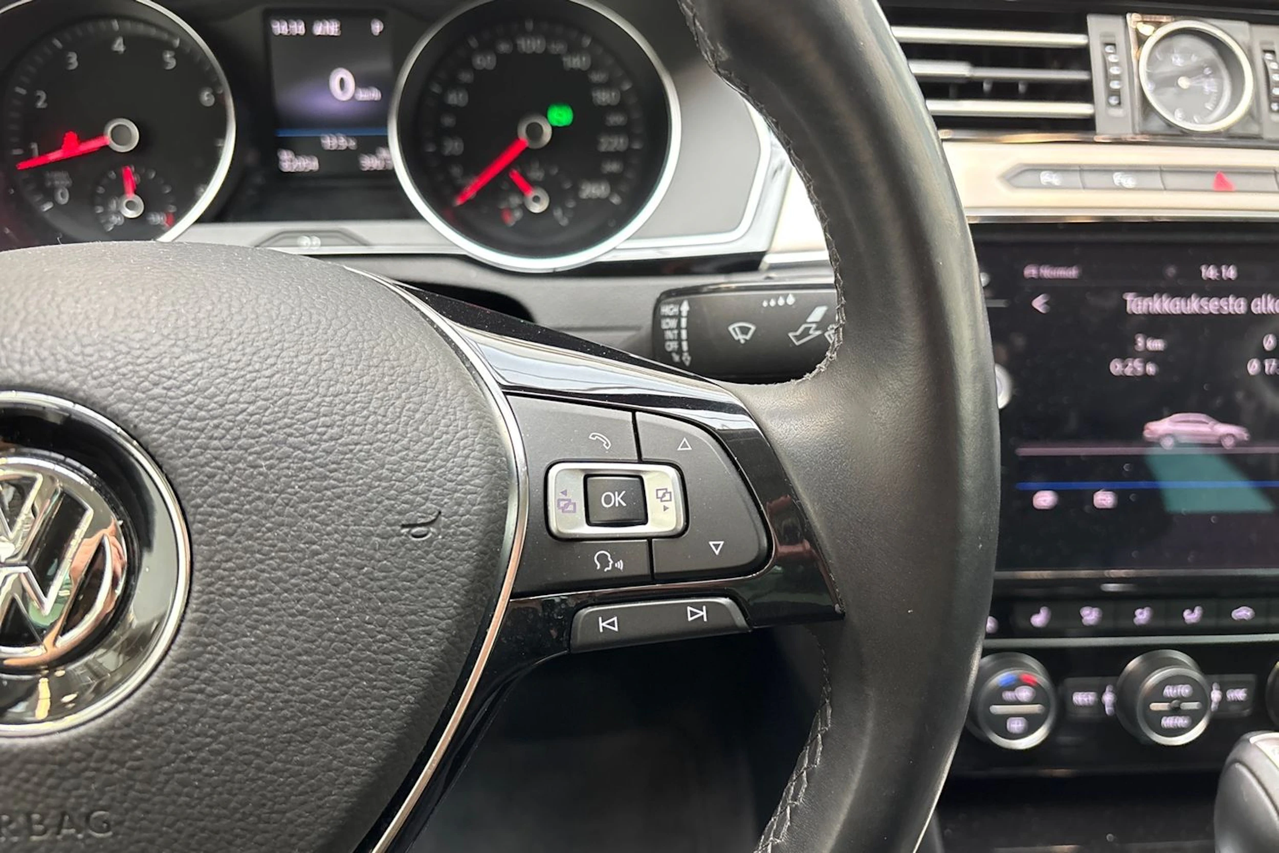 ruskea (beige) Volkswagen Passat 2018 kuva 18.
