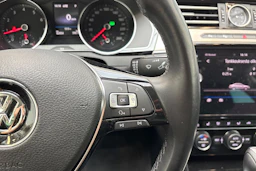 ruskea (beige) Volkswagen Passat 2018 kuva 18.