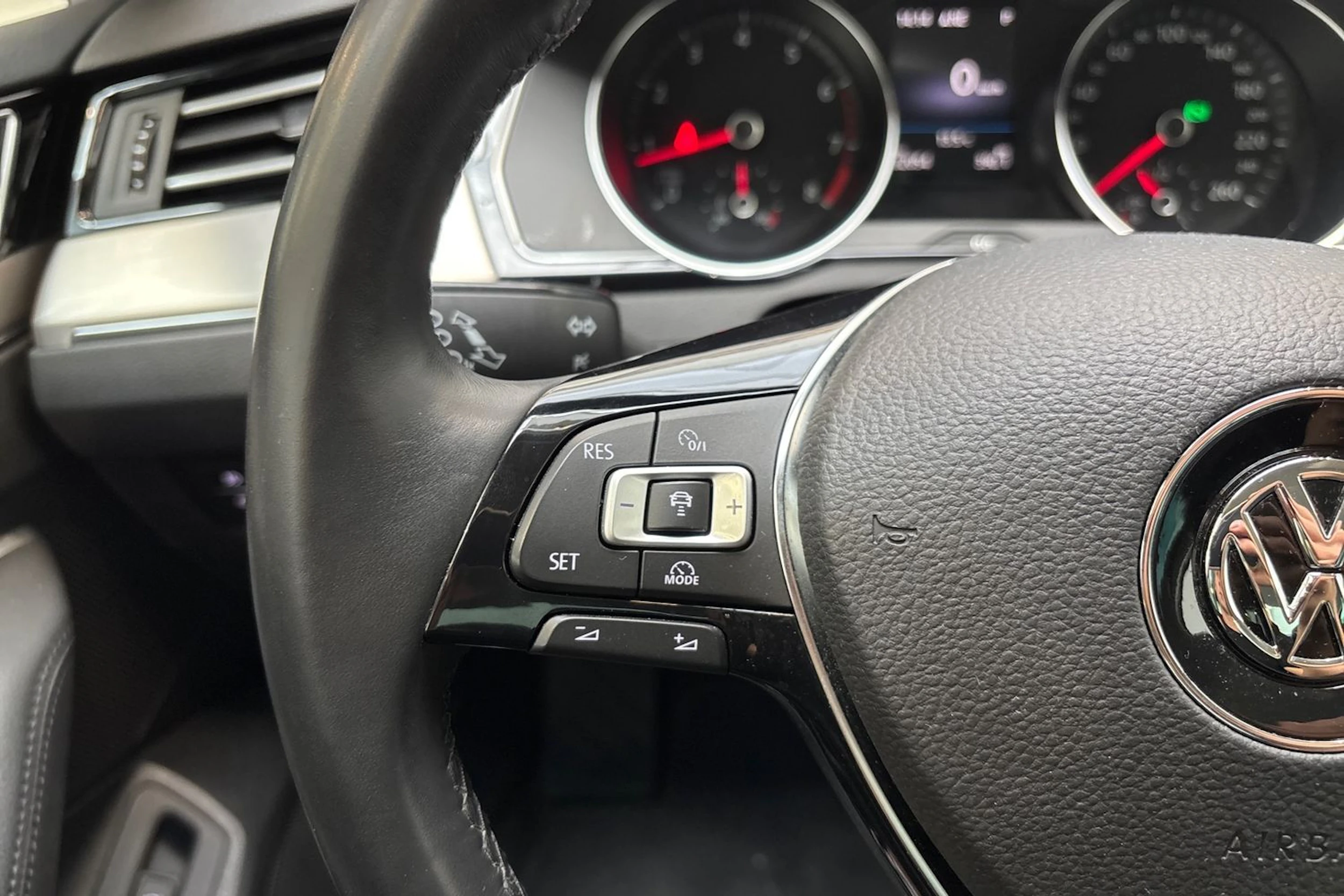 ruskea (beige) Volkswagen Passat 2018 kuva 19.
