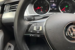 ruskea (beige) Volkswagen Passat 2018 kuva 19.