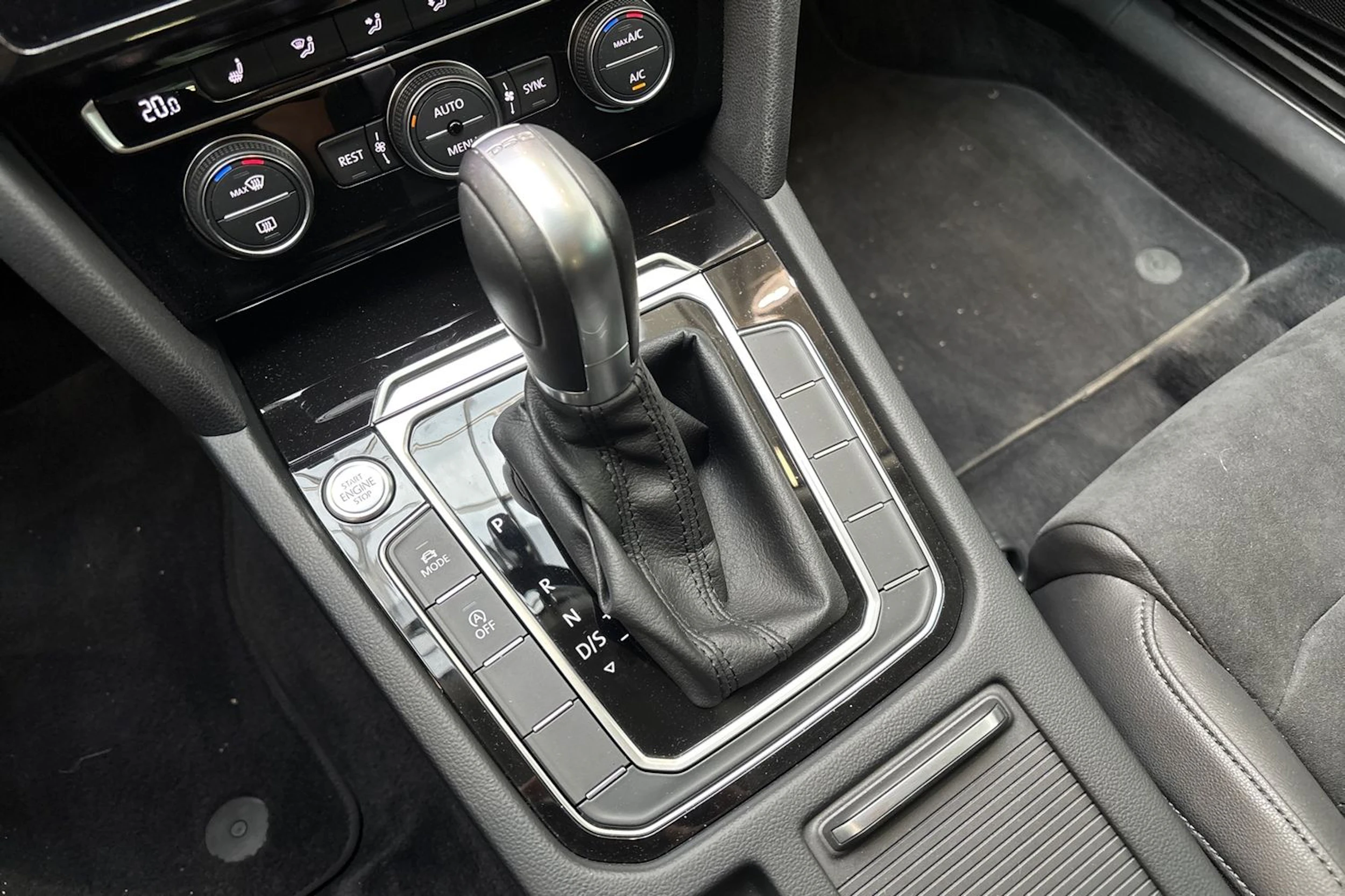 ruskea (beige) Volkswagen Passat 2018 kuva 21.