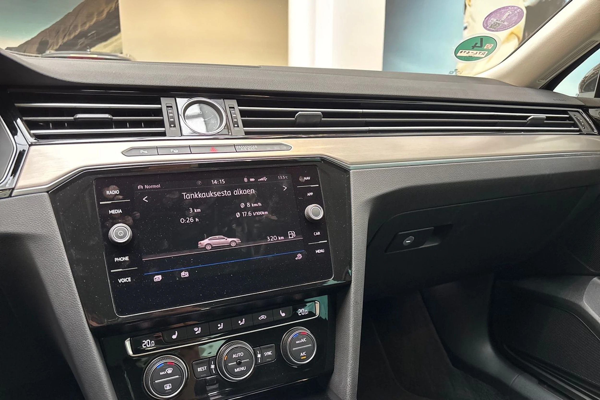 ruskea (beige) Volkswagen Passat 2018 kuva 22.