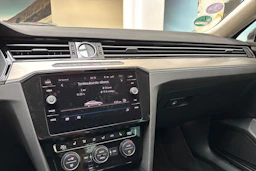 ruskea (beige) Volkswagen Passat 2018 kuva 22.