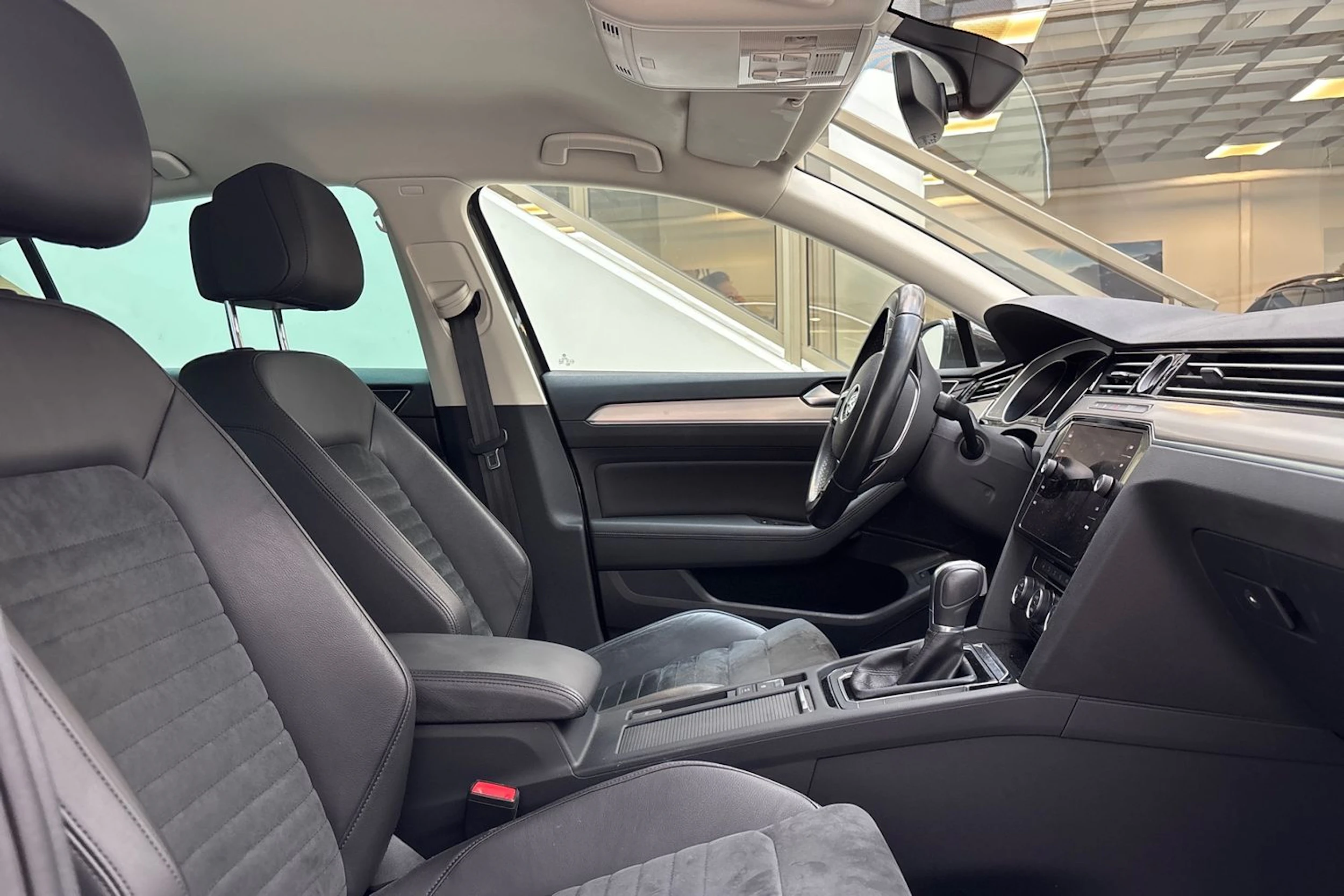 ruskea (beige) Volkswagen Passat 2018 kuva 25.
