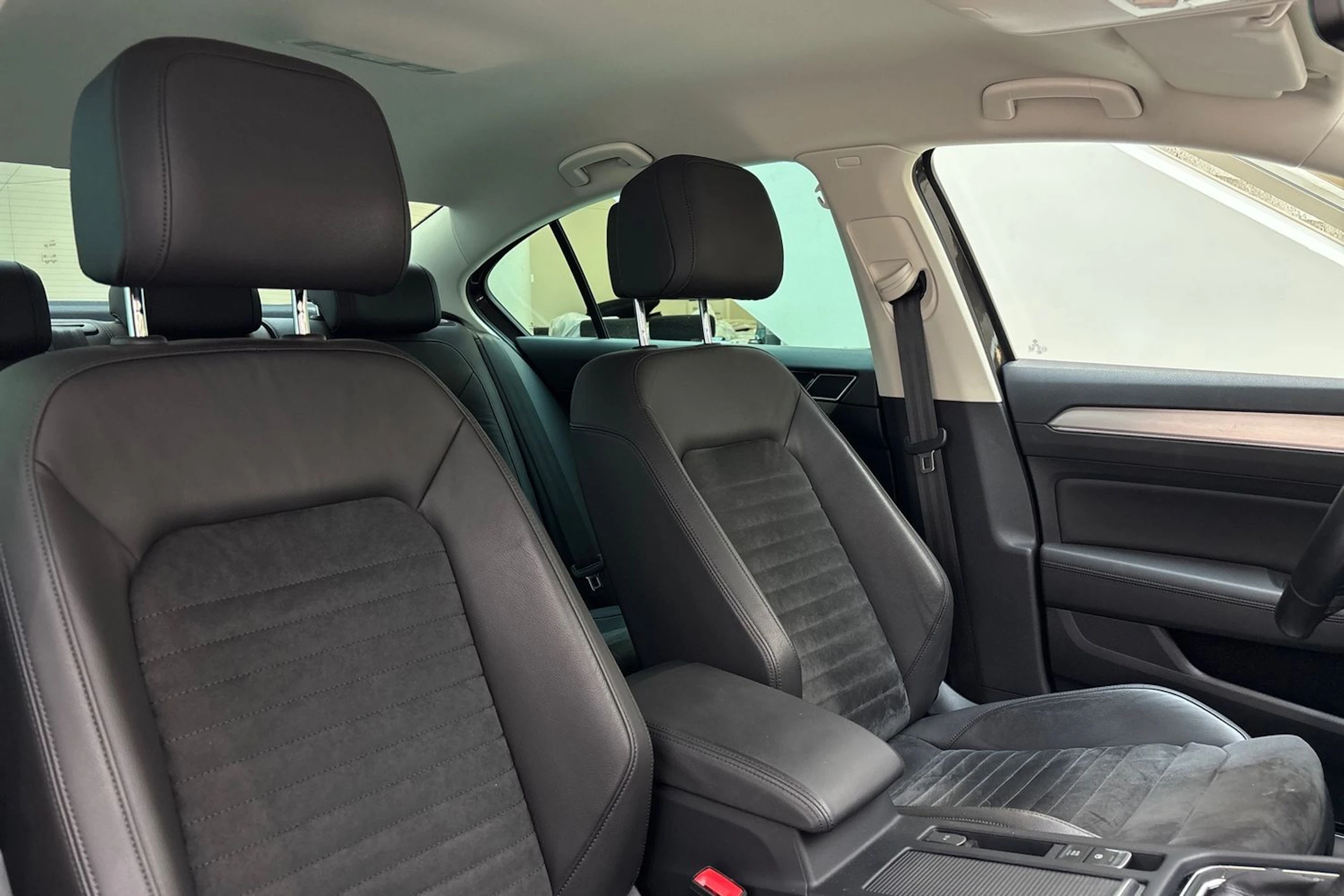 ruskea (beige) Volkswagen Passat 2018 kuva 26.
