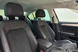 ruskea (beige) Volkswagen Passat 2018 kuva 26.