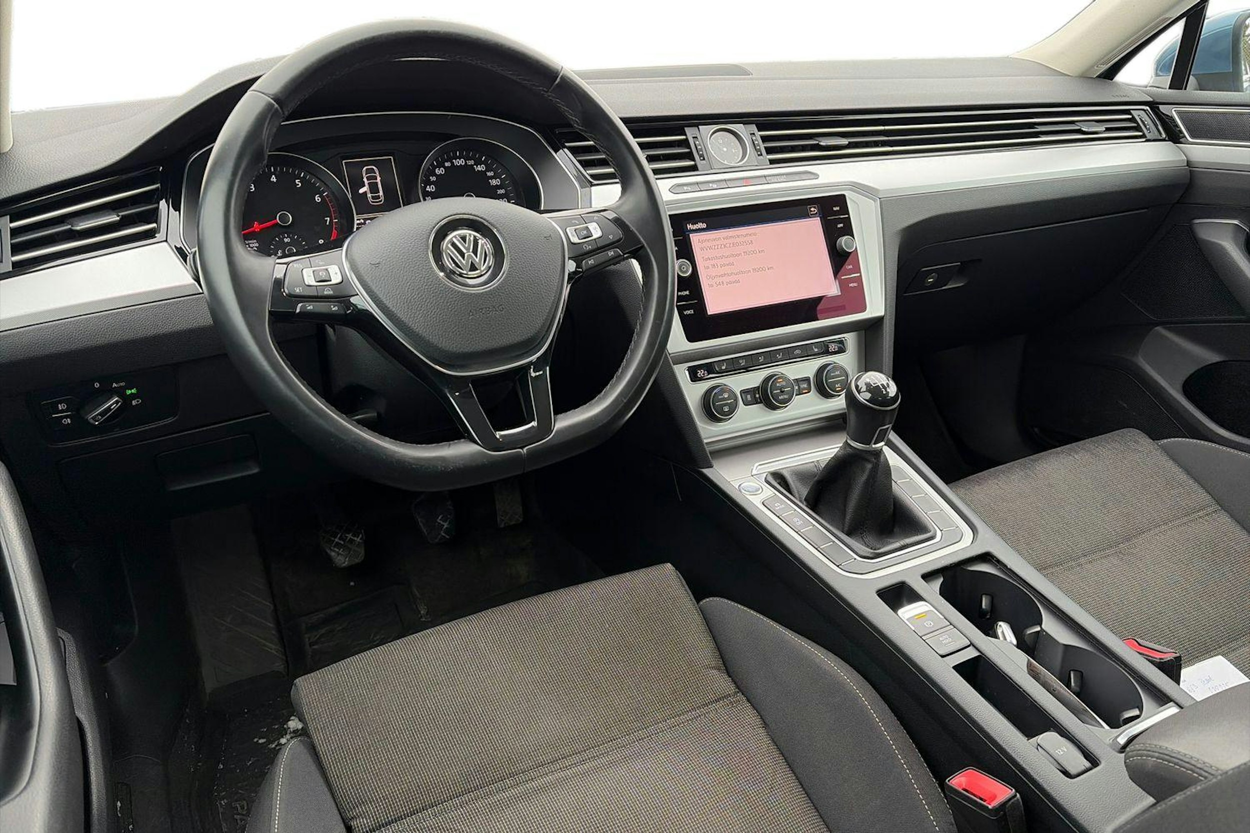 sininen Volkswagen Passat 2018 kuva 3.