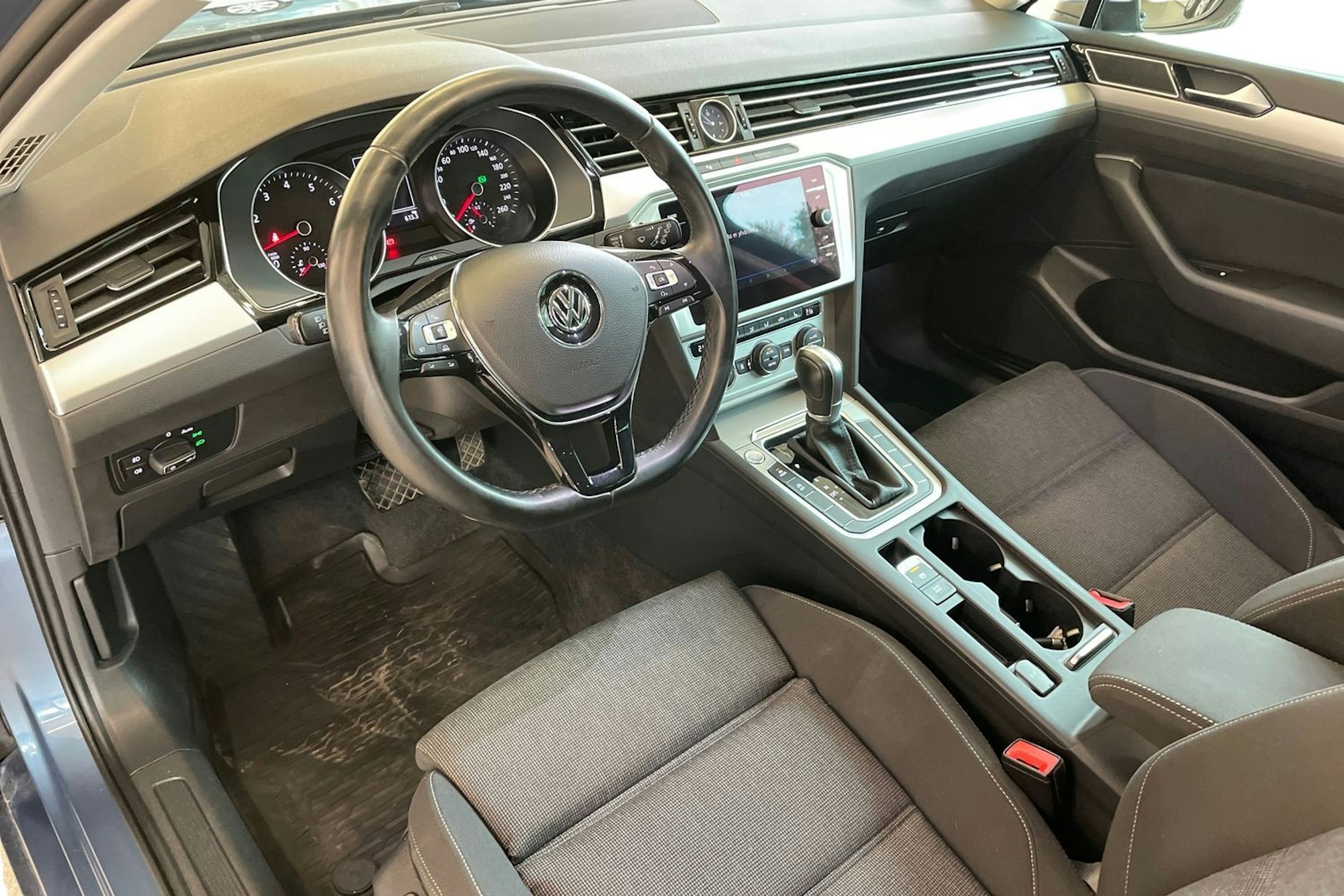 sininen Volkswagen Passat 2018 kuva 7.