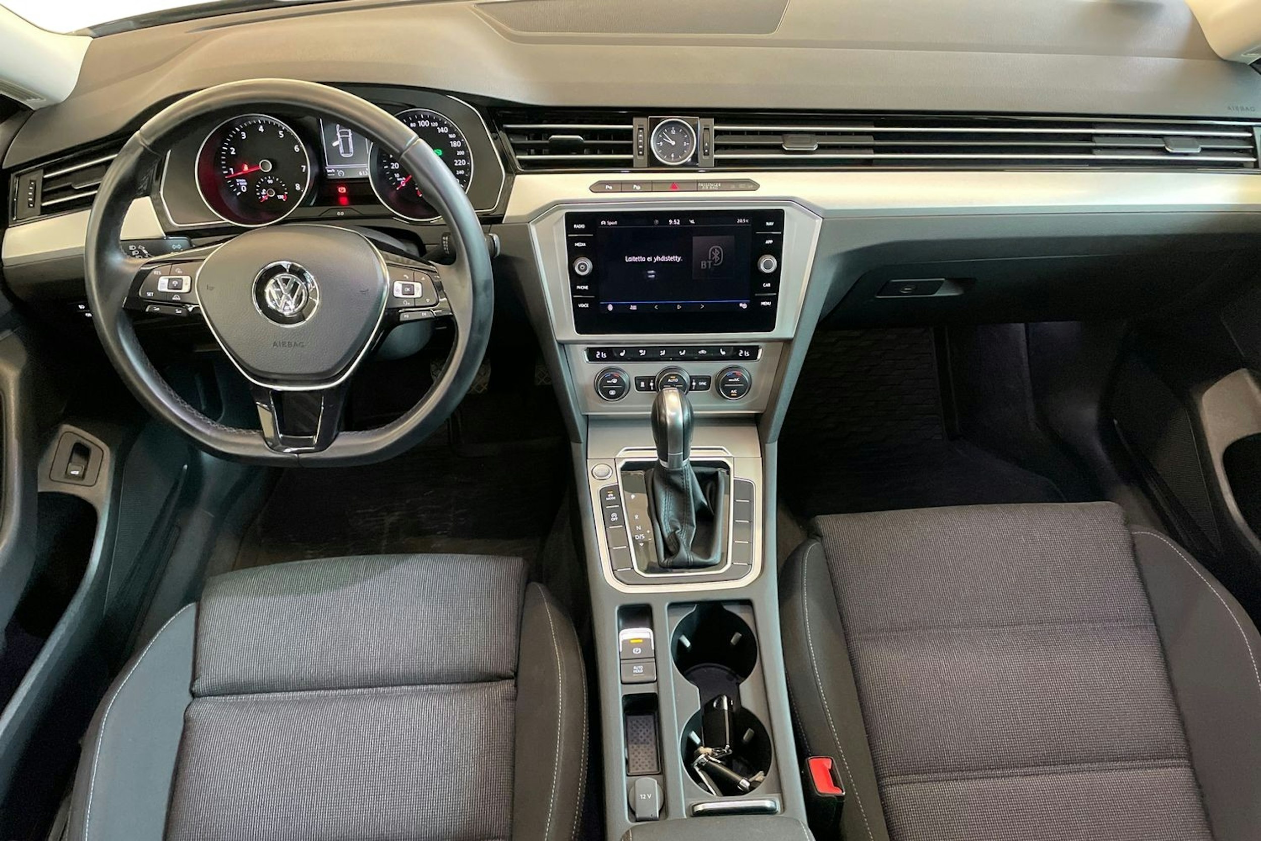 sininen Volkswagen Passat 2018 kuva 9.