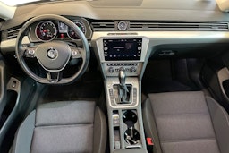 sininen Volkswagen Passat 2018 kuva 9.