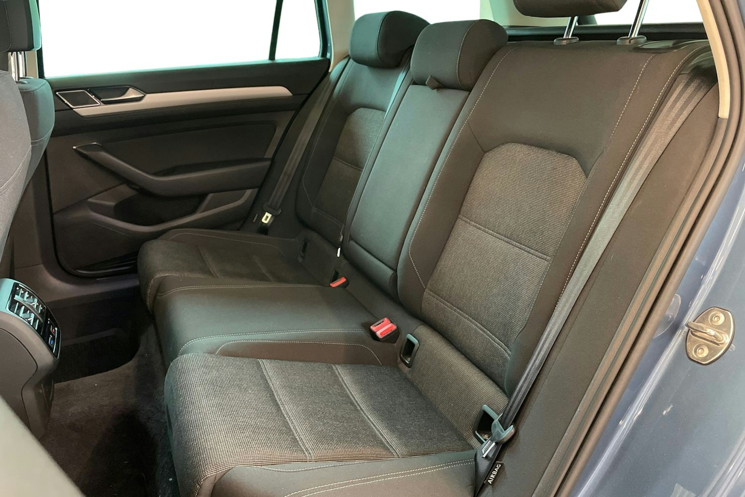 sininen Volkswagen Passat 2018 kuva 10.