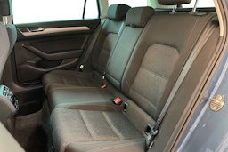 sininen Volkswagen Passat 2018 kuva 10.