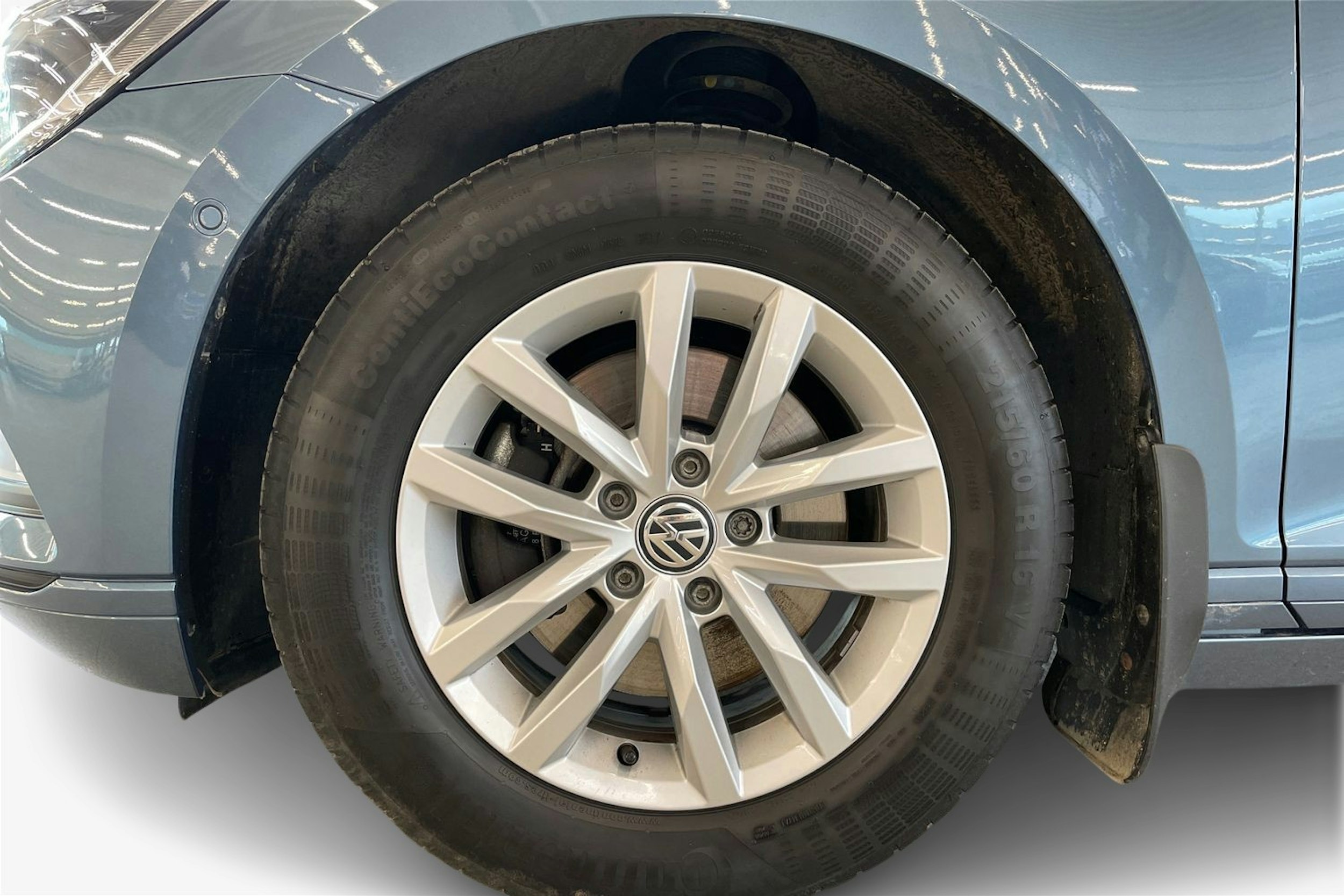 sininen Volkswagen Passat 2018 kuva 11.