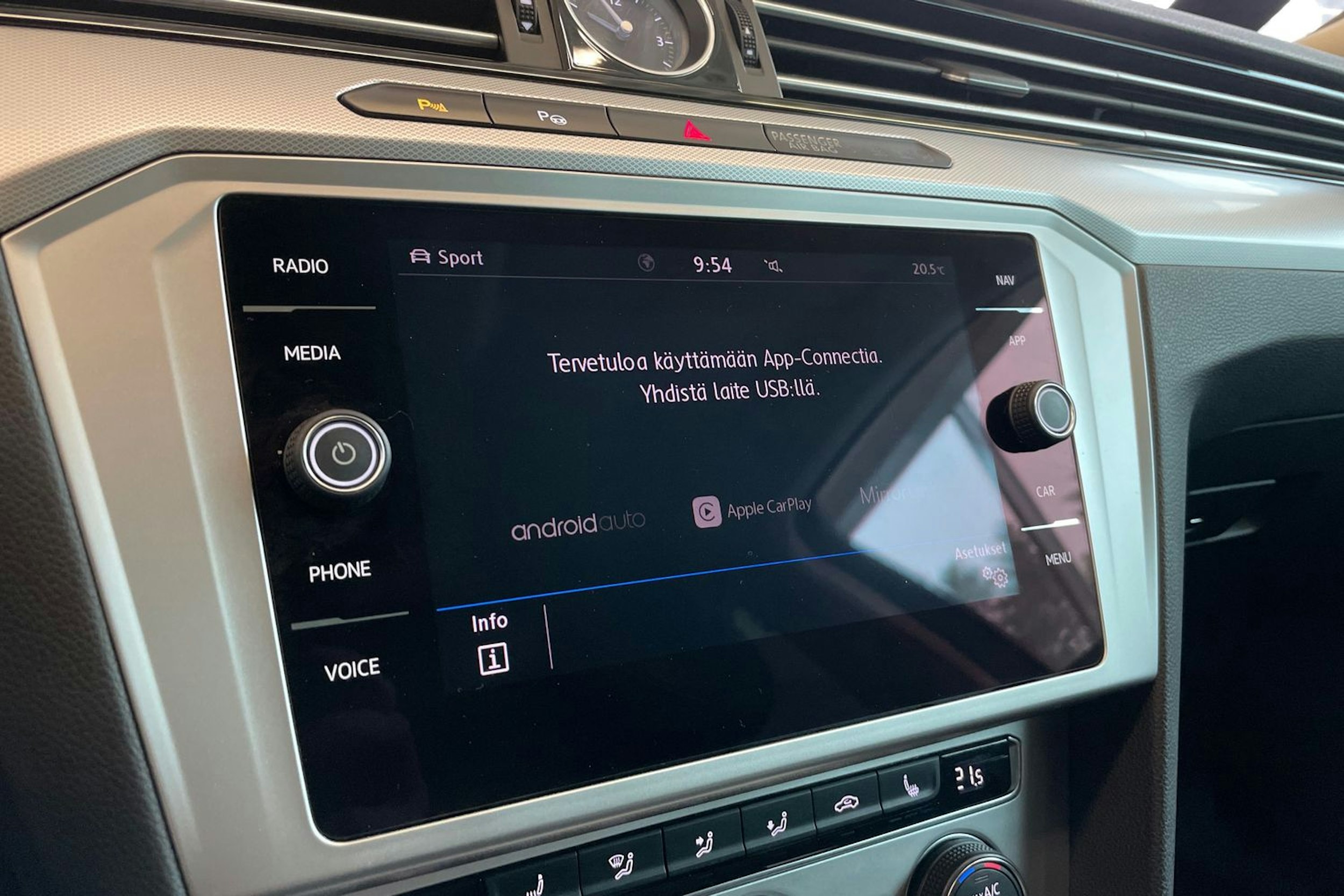 sininen Volkswagen Passat 2018 kuva 20.