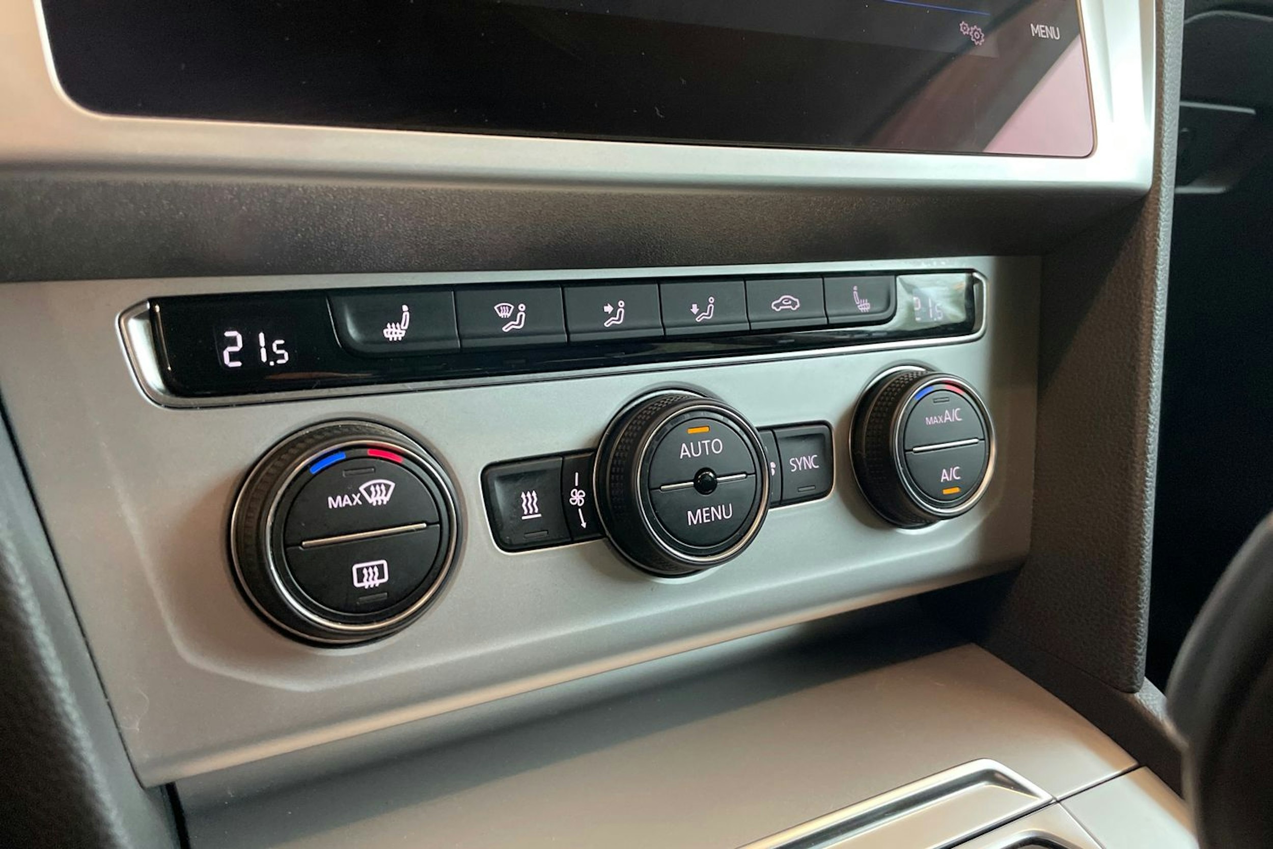 sininen Volkswagen Passat 2018 kuva 21.