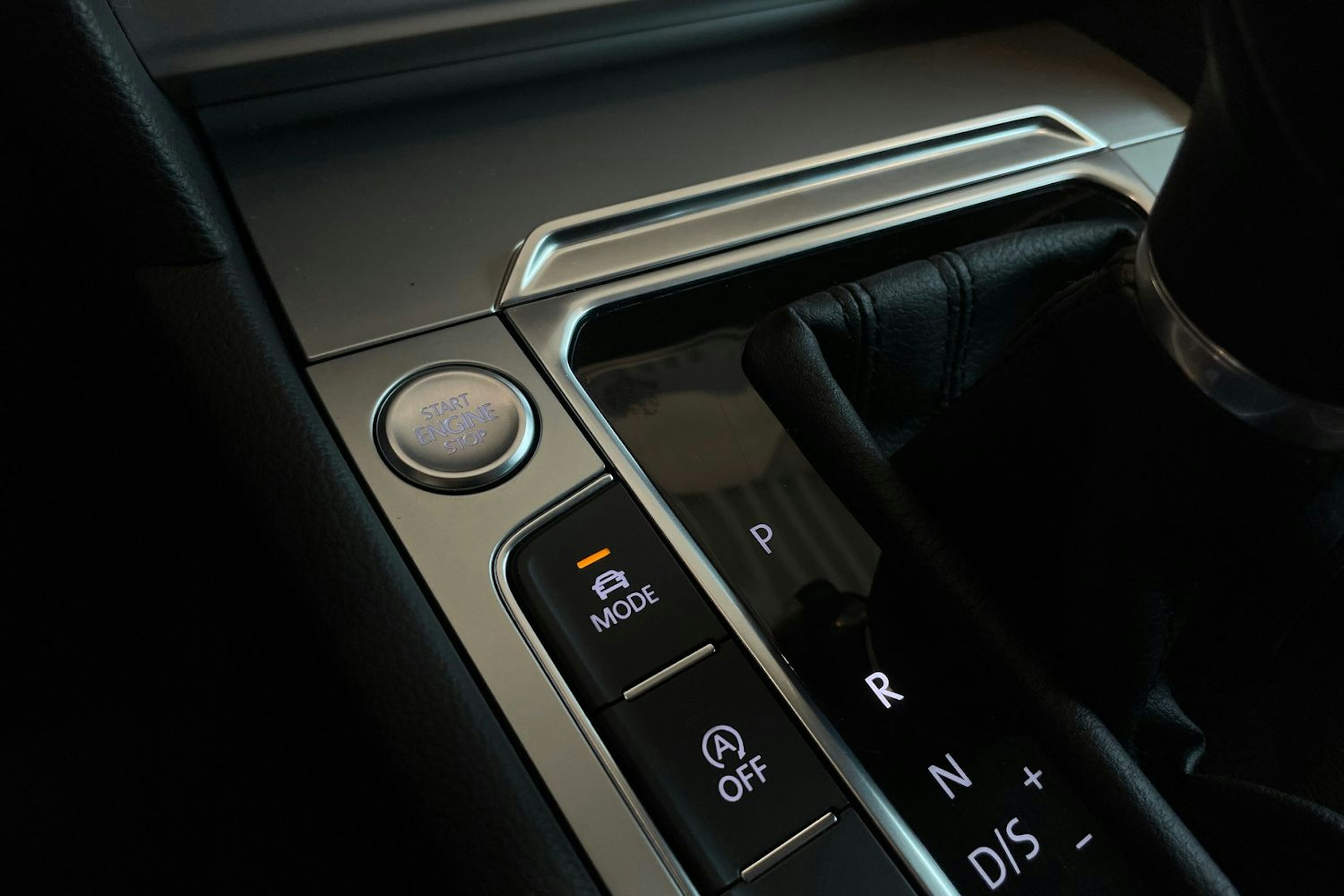 sininen Volkswagen Passat 2018 kuva 22.