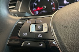 sininen Volkswagen Passat 2018 kuva 23.