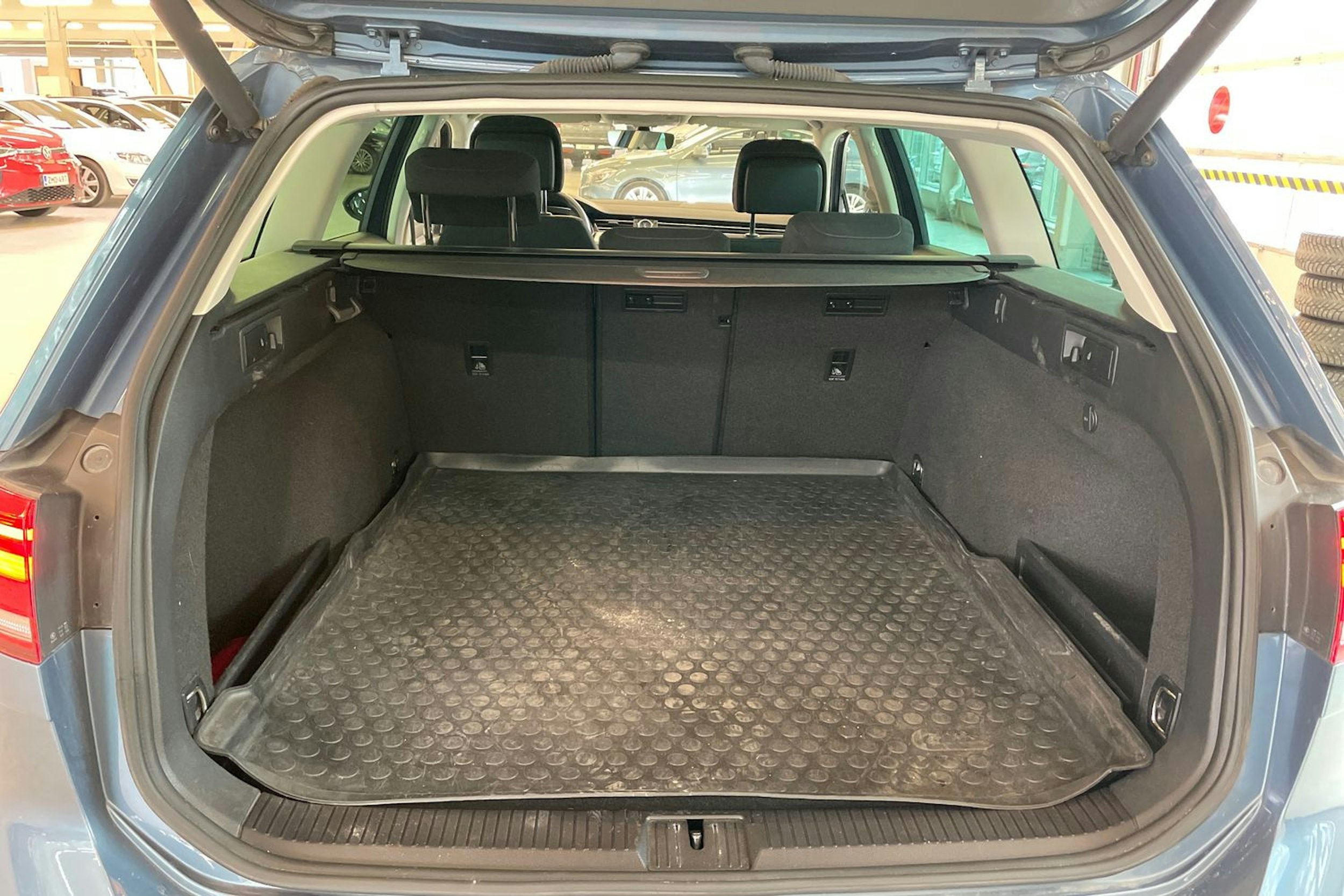sininen Volkswagen Passat 2018 kuva 25.