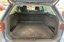 sininen Volkswagen Passat 2018 kuva 25.