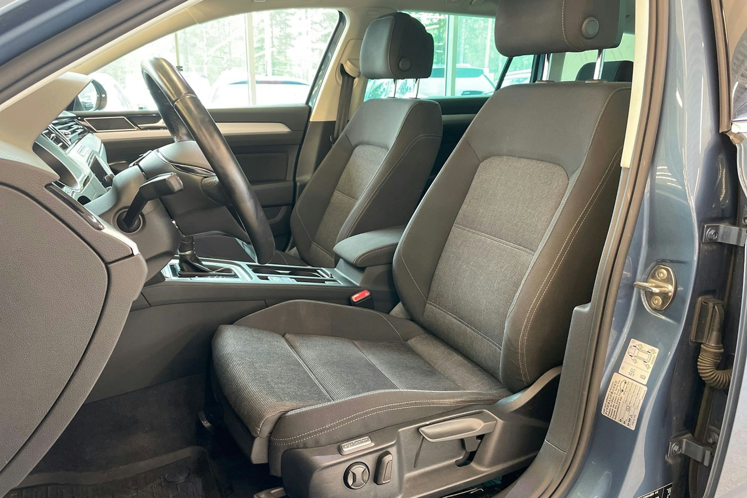 sininen Volkswagen Passat 2018 kuva 27.
