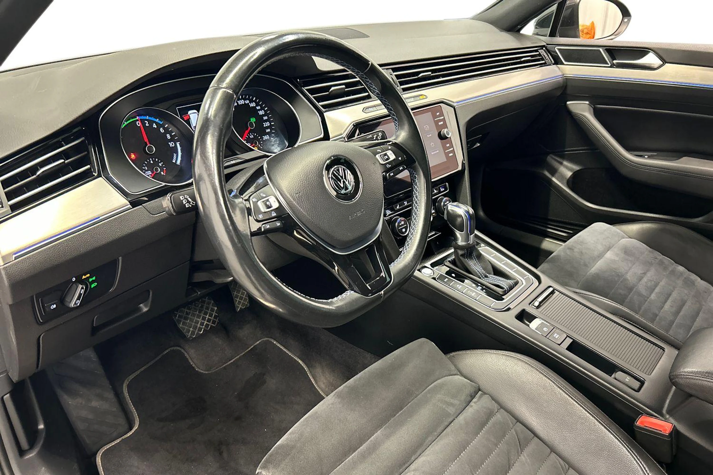 harmaa Volkswagen Passat 2018 kuva 6.