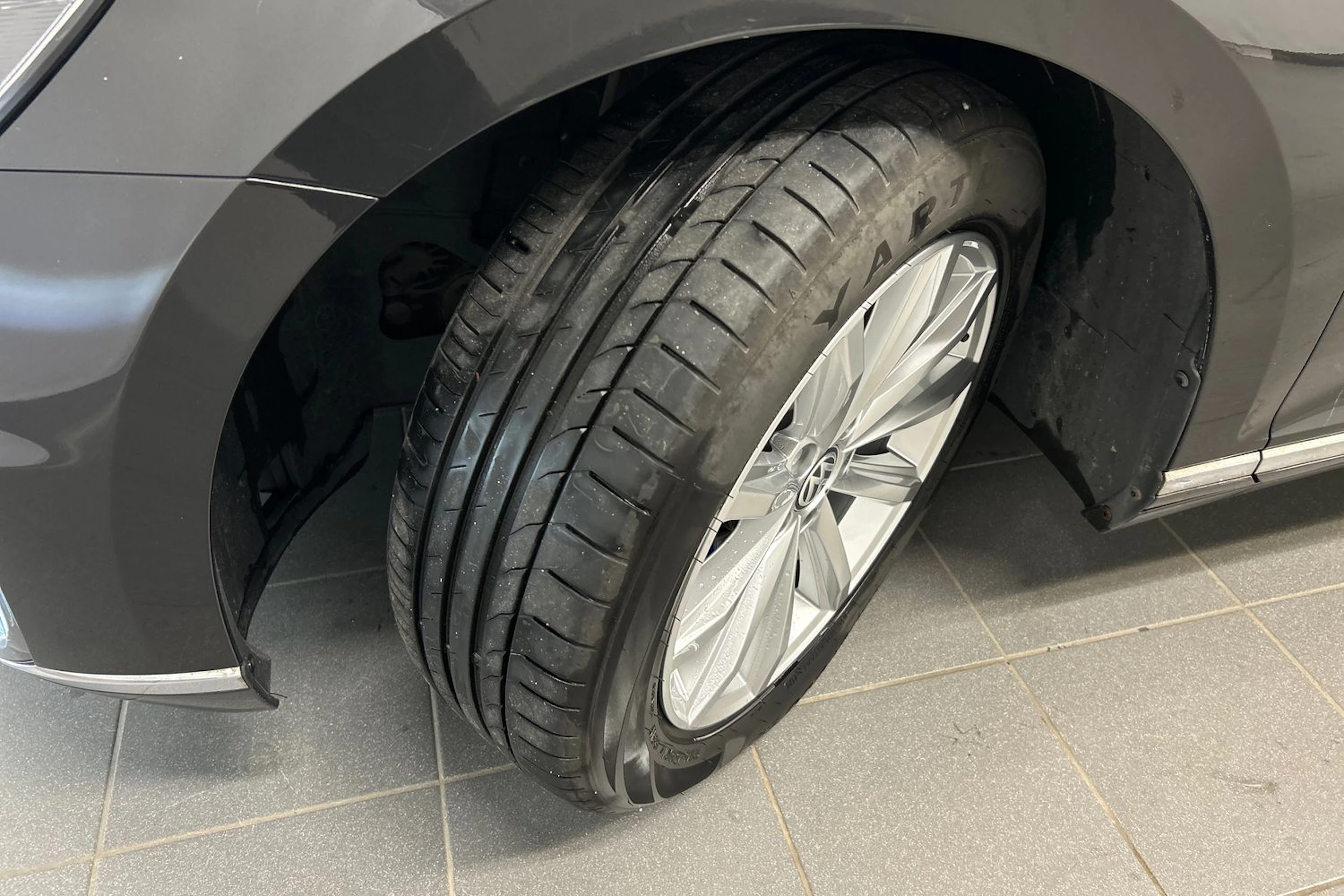 harmaa Volkswagen Passat 2018 kuva 10.
